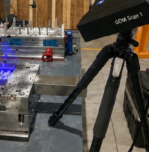 Escáner ZEISS GOM Scan 1 frente a un molde metálico durante una inspección.